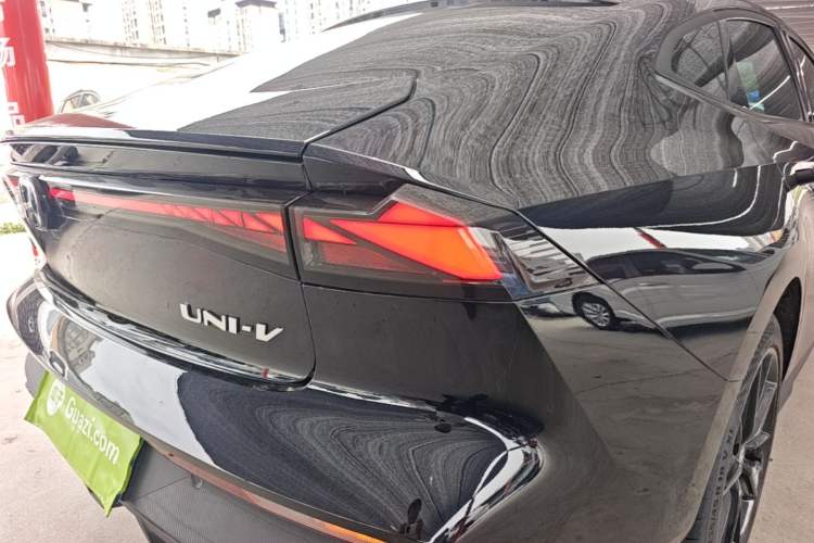 Used CHANGAN UNI-V 2025 1.5T 500Bar High-Energy Version Right Rear Taillight