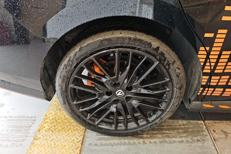 Used CHANGAN UNI-V 2025 Model Third-Generation 2.0T Dynamic Edition Right Rear Wheel Hub