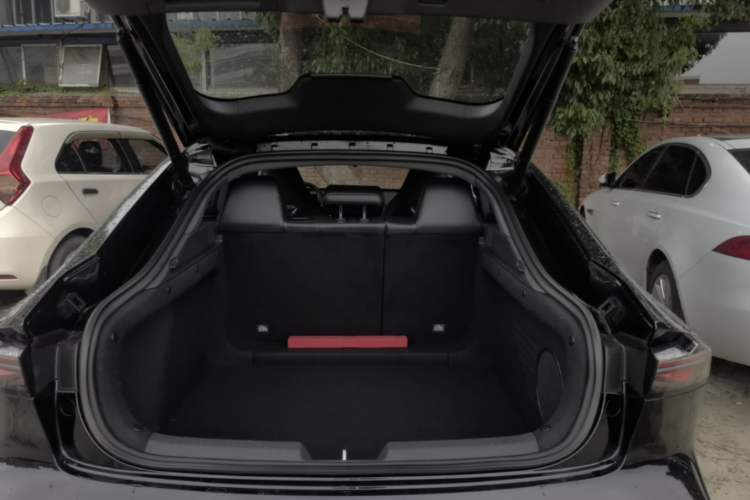 Used CHANGAN UNI-V 2025 Model Third-Generation 2.0T Dynamic Edition Trunk