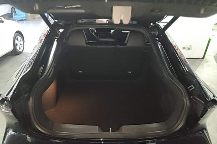 Used CHANGAN UNI-V 2025 Model Third-Generation 2.0T Dynamic Edition Trunk