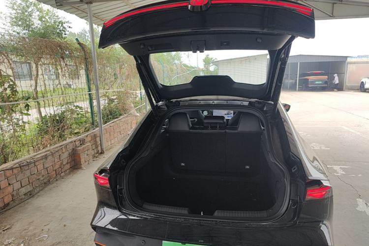 Used CHANGAN UNI-V 2025 Model Third-Generation 2.0T Dynamic Edition Trunk