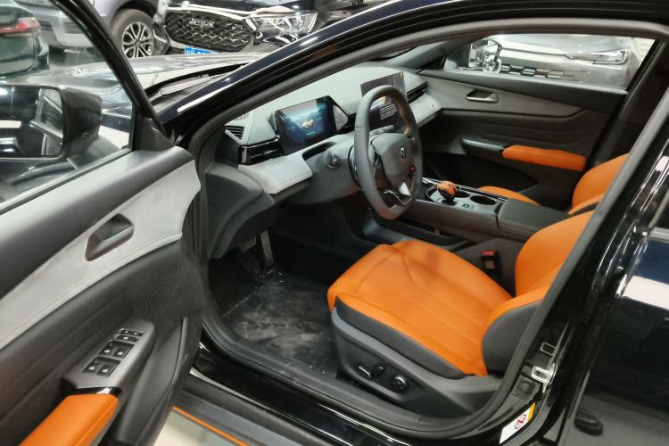 Used CHANGAN UNI-V 2025 Model Third-Generation 2.0T Dynamic Edition Interior 3