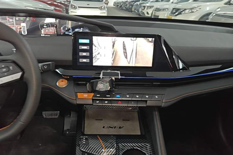 Used CHANGAN UNI-V 2025 1.5T 500Bar High-Energy Version Audio And AC Panel