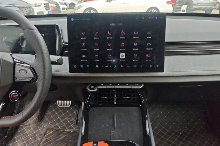 Used CHANGAN UNI-V 2025 Model Third-Generation 2.0T Dynamic Edition Audio And AC Panel