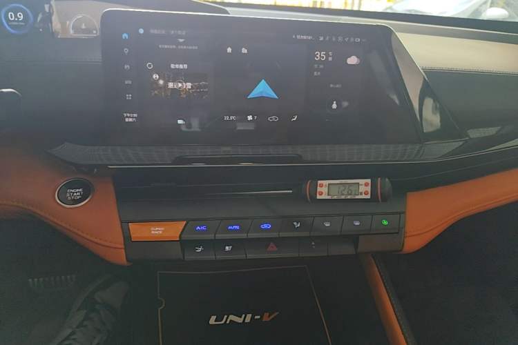Used CHANGAN UNI-V 2025 1.5T 500Bar High-Energy Sport Edition Audio And AC Panel