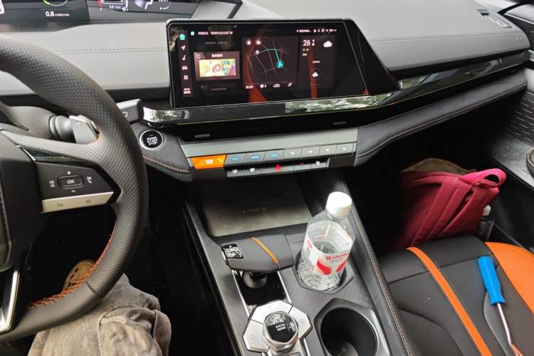 Used CHANGAN UNI-V 2025 1.5T 500Bar Prestige Sporty Version Audio And AC Panel
