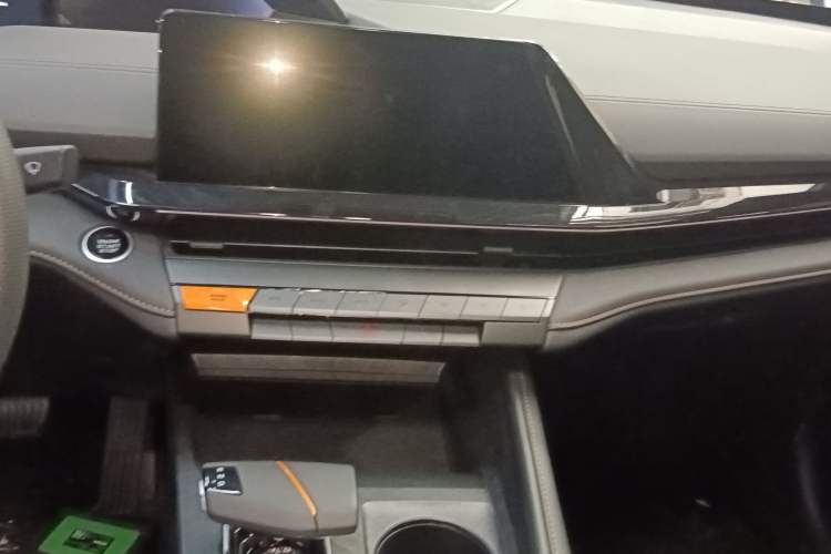 Used CHANGAN UNI-V 2025 1.5T 500Bar High-Energy Version Audio And AC Panel