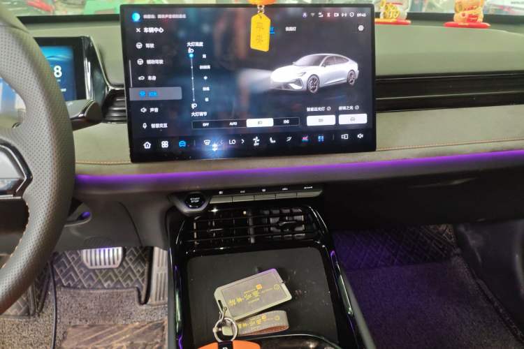 Used CHANGAN UNI-V 2025 Model Third-Generation 2.0T Dynamic Edition Audio And AC Panel