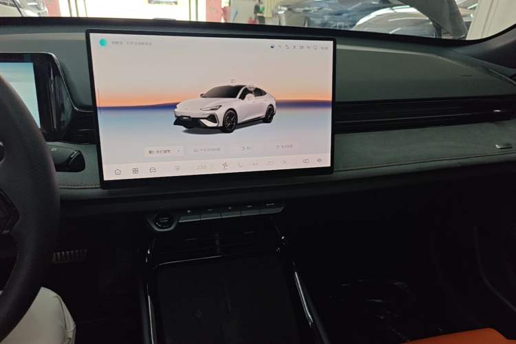 Used CHANGAN UNI-V 2025 Model Third-Generation 2.0T Dynamic Edition Audio And AC Panel