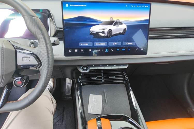 Used CHANGAN UNI-V 2025 Model Third-Generation 2.0T Dynamic Edition Audio And AC Panel