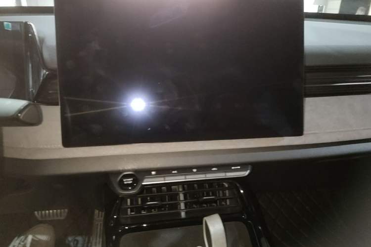 Used CHANGAN UNI-V 2025 Model Third-Generation 1.5T 500Bar Prestige Sports Edition Audio And AC Panel