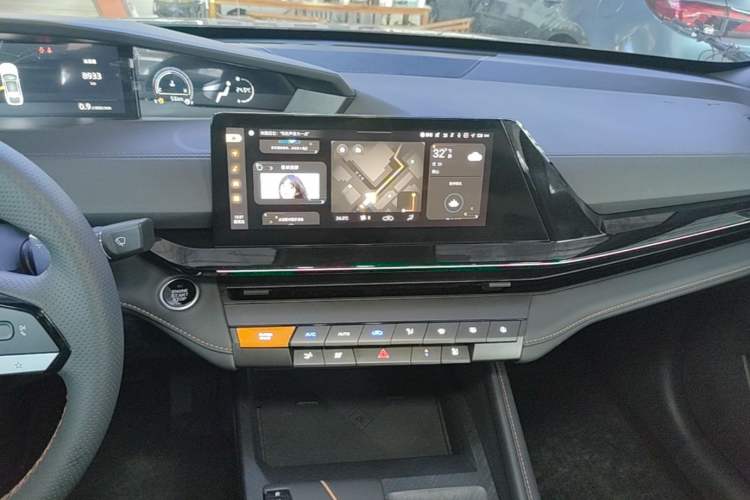 Used CHANGAN UNI-V 2025 1.5T 500Bar Prestige Version Audio And AC Panel