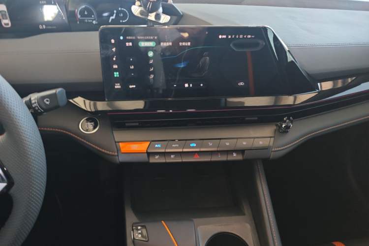 Used CHANGAN UNI-V 2025 1.5T 500Bar Prestige Version Audio And AC Panel