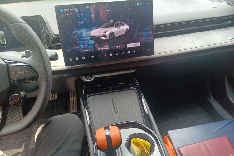 Used CHANGAN UNI-V 2025 Model Third-Generation 2.0T Dynamic Edition Audio And AC Panel