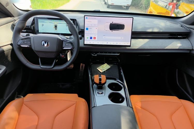 Used CHANGAN UNI-V 2025 Model Third-Generation 2.0T Dynamic Edition Center Console
