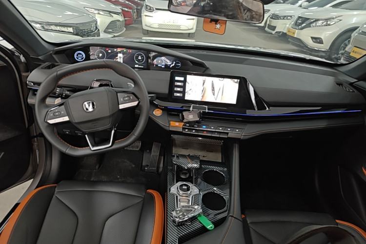 Used CHANGAN UNI-V 2025 1.5T 500Bar High-Energy Version Center Console