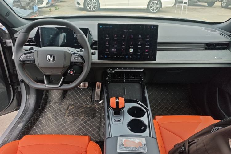 Used CHANGAN UNI-V 2025 Model Third-Generation 2.0T Dynamic Edition Center Console