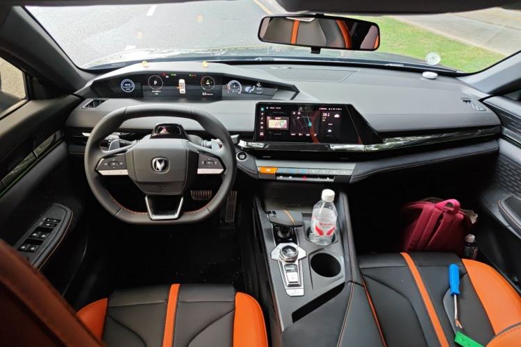 Used CHANGAN UNI-V 2025 1.5T 500Bar Prestige Sporty Version Center Console
