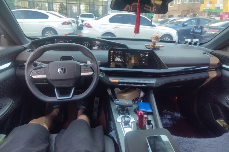 Used CHANGAN UNI-V 2025 1.5T 500Bar Prestige Sporty Version Center Console