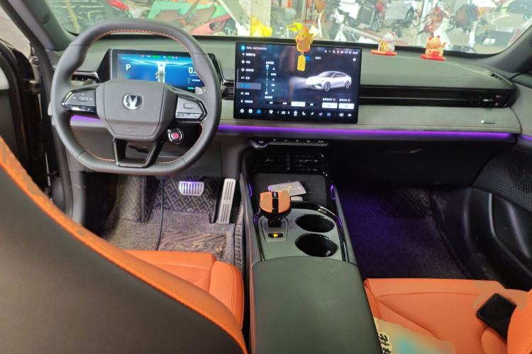 Used CHANGAN UNI-V 2025 Model Third-Generation 2.0T Dynamic Edition Center Console