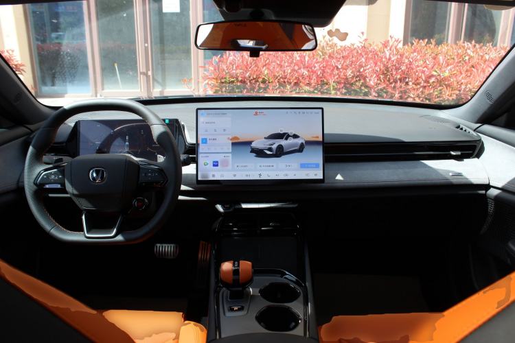 Used CHANGAN UNI-V 2025 Model Third-Generation 2.0T Dynamic Edition Center Console