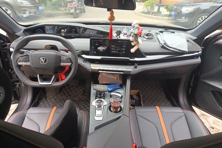 Used CHANGAN UNI-V 2025 1.5T 500Bar Prestige Version Center Console