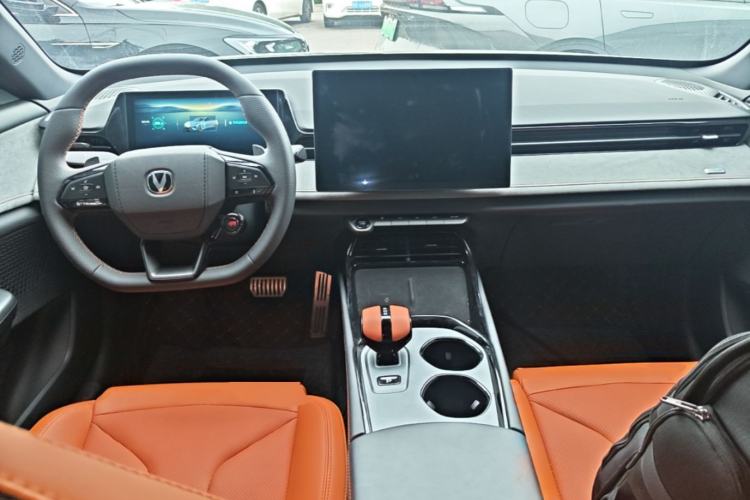 Used CHANGAN UNI-V 2025 Model Third-Generation 2.0T Dynamic Edition Center Console