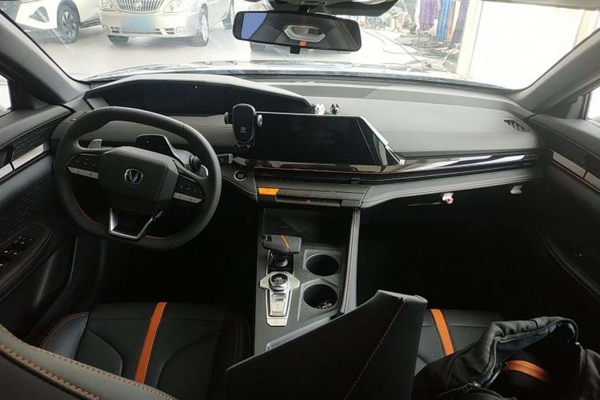 Used CHANGAN UNI-V 2025 1.5T 500Bar Prestige Version Center Console