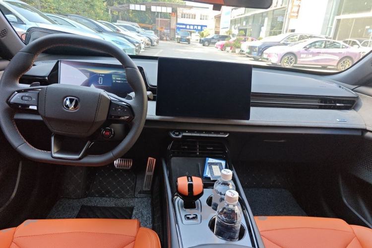 Used CHANGAN UNI-V 2025 Model Third-Generation 2.0T Dynamic Edition Center Console