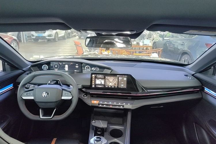 Used CHANGAN UNI-V 2025 1.5T 500Bar Prestige Version Center Console