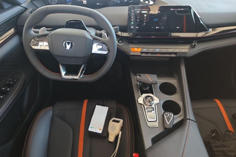Used CHANGAN UNI-V 2025 1.5T 500Bar Prestige Version Center Console
