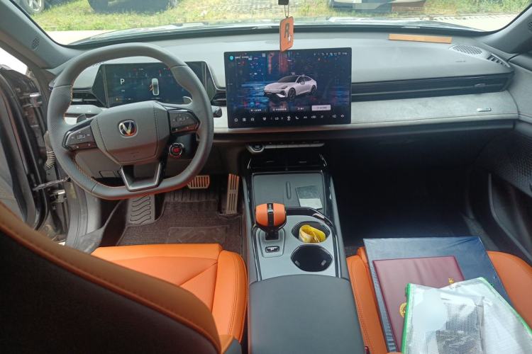 Used CHANGAN UNI-V 2025 Model Third-Generation 2.0T Dynamic Edition Center Console