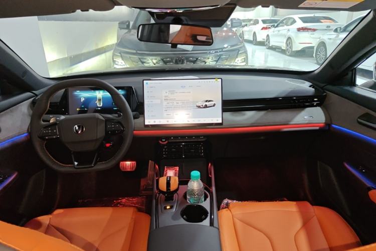 Used CHANGAN UNI-V 2025 Model Third-Generation 1.5T 500Bar Prestige Sports Edition Center Console