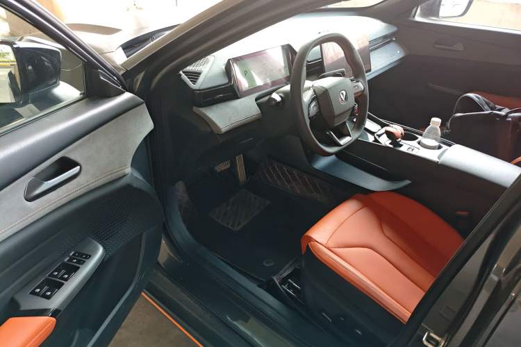 Used CHANGAN UNI-V 2025 Model Third-Generation 2.0T Dynamic Edition Driver Seat