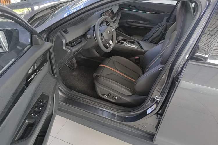 Used CHANGAN UNI-V 2025 1.5T 500Bar Prestige Version Driver Seat