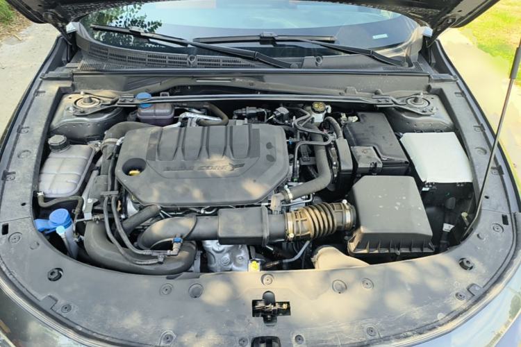 Used CHANGAN UNI-V 2025 Model Third-Generation 2.0T Dynamic Edition Engine Bay
