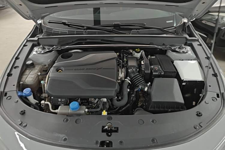 Used CHANGAN UNI-V 2025 1.5T 500Bar High-Energy Version Engine Bay