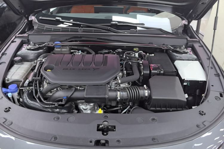 Used CHANGAN UNI-V 2025 Model Third-Generation 2.0T Dynamic Edition Engine Bay