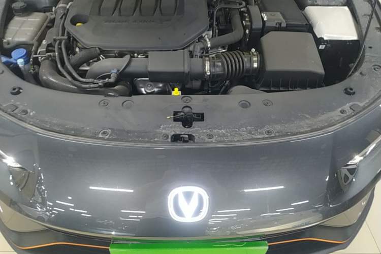 Used CHANGAN UNI-V 2025 Model Third-Generation 2.0T Dynamic Edition Engine Bay