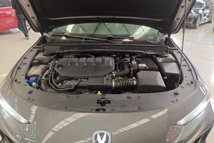 Used CHANGAN UNI-V 2025 Model Third-Generation 2.0T Dynamic Edition Engine Bay