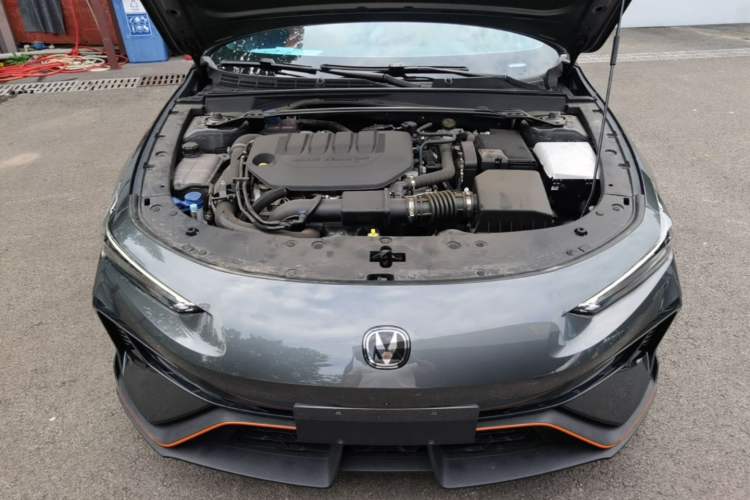 Used CHANGAN UNI-V 2025 Model Third-Generation 2.0T Dynamic Edition Engine Bay