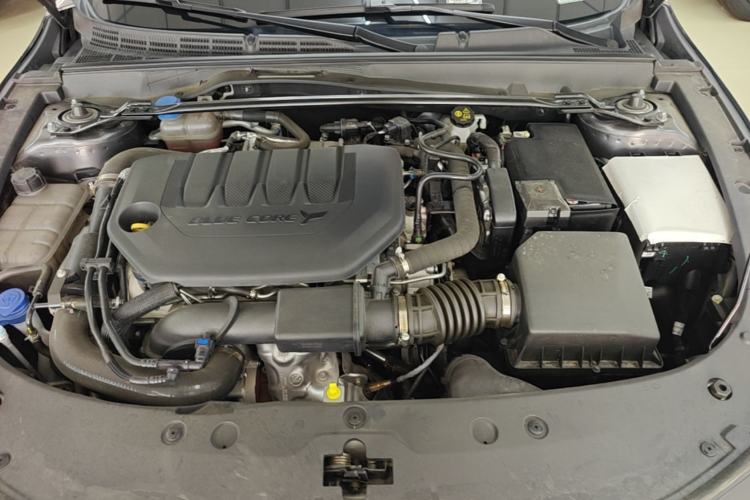 Used CHANGAN UNI-V 2025 Model Third-Generation 2.0T Dynamic Edition Engine Bay