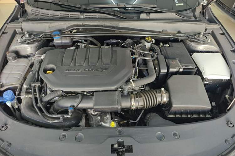 Used CHANGAN UNI-V 2025 Model Third-Generation 2.0T Dynamic Edition Engine Bay