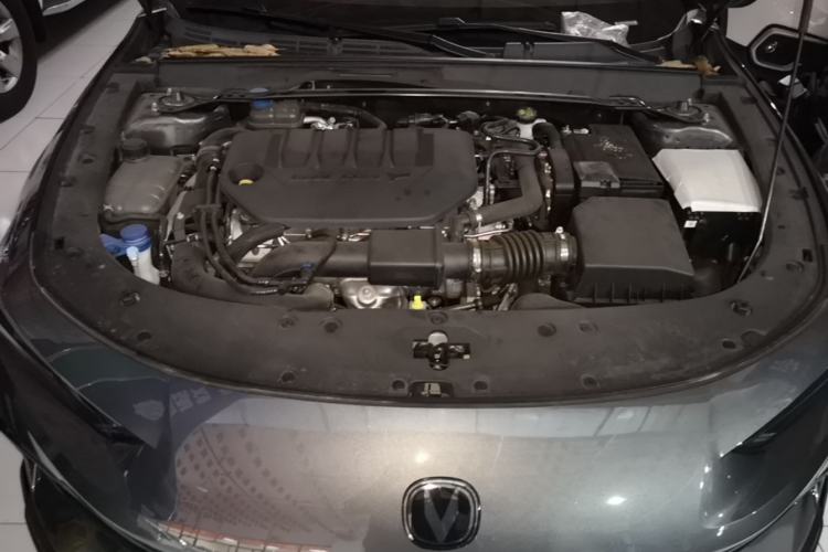 Used CHANGAN UNI-V 2025 Model Third-Generation 2.0T Dynamic Edition Engine Bay