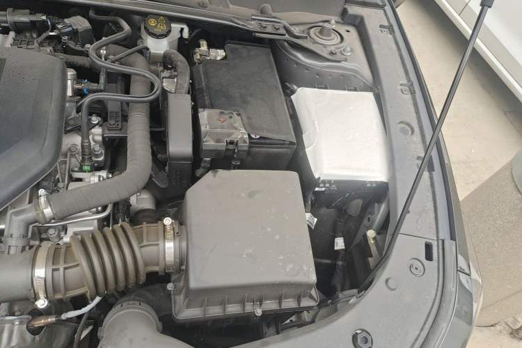 Used CHANGAN UNI-V 2025 Model Third-Generation 2.0T Dynamic Edition Engine Bay Left
