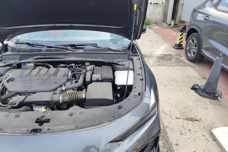 Used CHANGAN UNI-V 2025 Model Third-Generation 2.0T Dynamic Edition Engine Bay Left