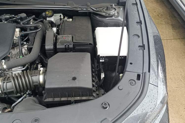 Used CHANGAN UNI-V 2025 Model Third-Generation 2.0T Dynamic Edition Engine Bay Left