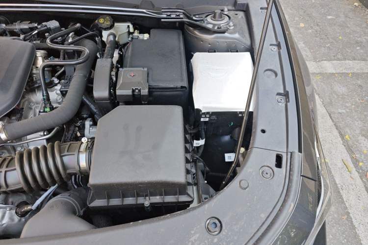 Used CHANGAN UNI-V 2025 Model Third-Generation 2.0T Dynamic Edition Engine Bay Left