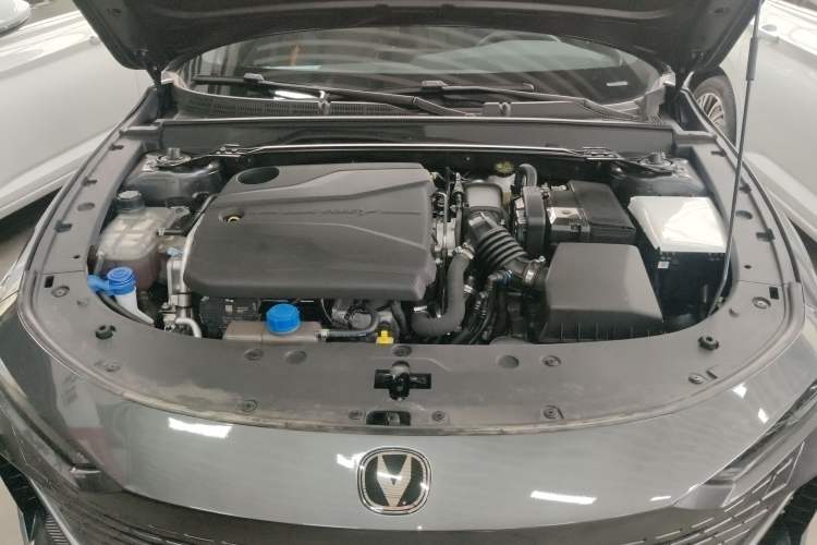 Used CHANGAN UNI-V 2025 1.5T 500Bar High-Energy Version Engine Bay