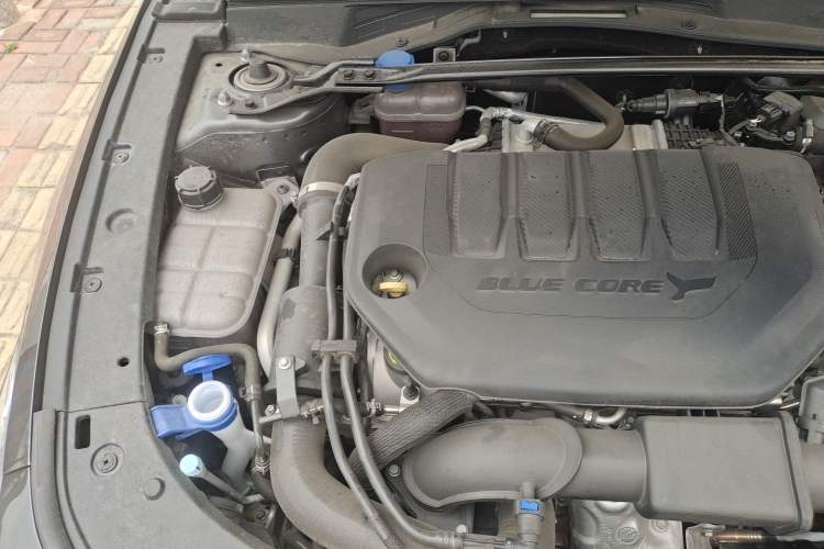 Used CHANGAN UNI-V 2025 Model Third-Generation 2.0T Dynamic Edition Engine Bay Right